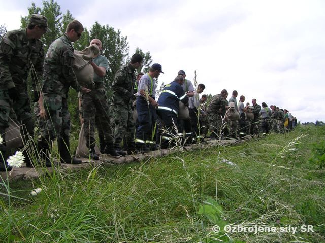 Pomoc vojakov počas povodní v rámci operácie Nekonečný dážď 2010 Neverending Rain