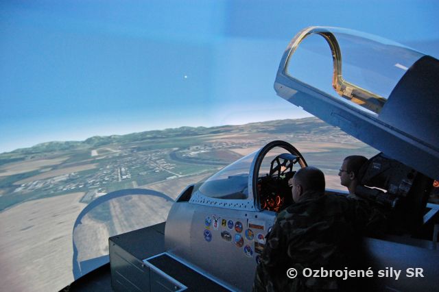 Návšteva kadetov ROTC u Zmiešaného krídla Sliač