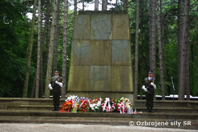 66.výročie SNP pri Pamätníku umučených na Brezine v Trenčíne