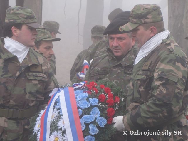 Veliteľ pozemných síl na vrchu Borsó vzdal hold 42 zomrelým vojakom