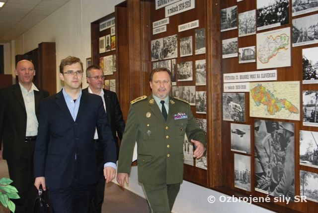 Poslanci NR SR na Veliteľstve pozemných síl 
