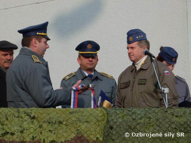 Slávnostné odovzdanie Ceremoniálneho meča zmiešaného krídla Sliač