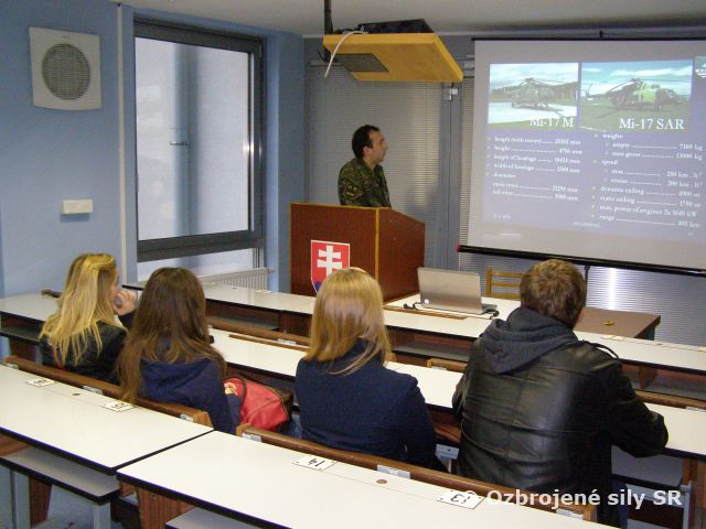 Zahraniční študenti navštívili prešovské vrtuľníkové krídlo
