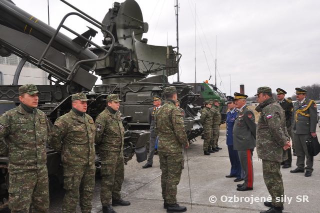 Generál Entacher navštívil brigádu v Nitre