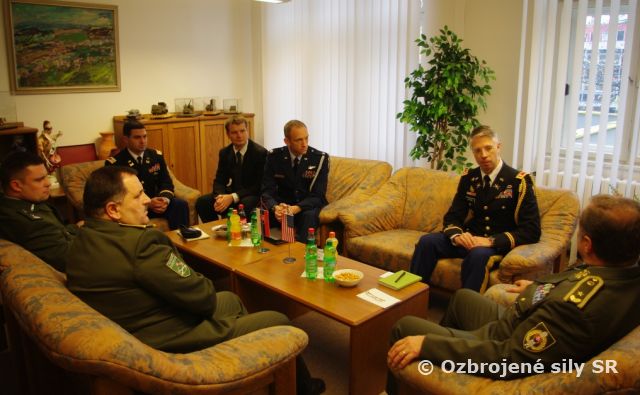 Americký pridelenec obrany  navštívil veliteľstvo pozemných síl  