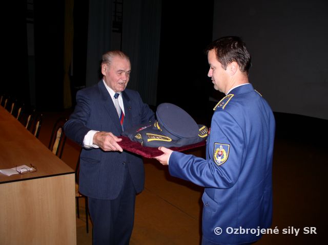 Uniforma generálplukovníka Jána Ambruša ako dar pre vrtuľníkové krídlo 