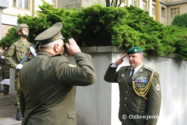 Slávnostný nástup ku Dňu ozbrojených síl Slovenskej republiky