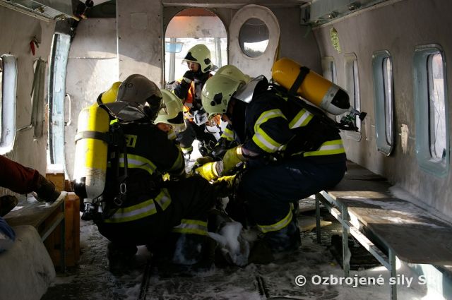 Výcvik vojenských hasičských jednotiek vzdušných síl na Lešti