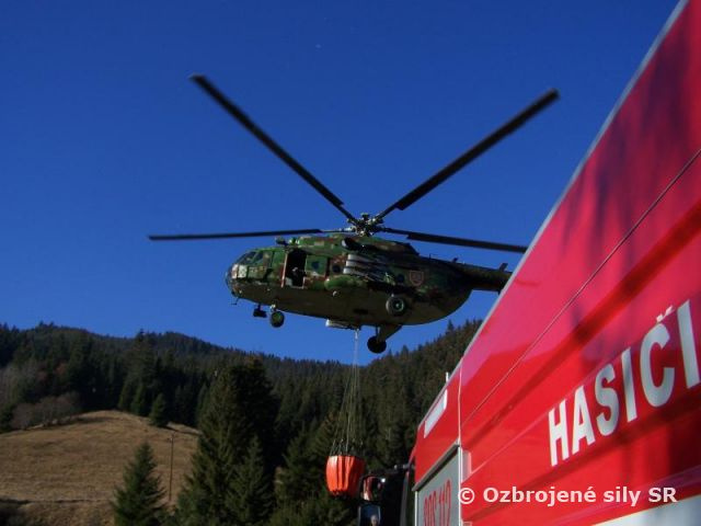 Vrtuľníky vzdušných síl zasahovali pri lesnom požiari na východe Slovenska