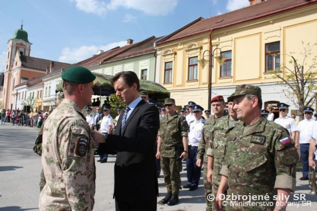 Štátny tajomník M. Koterec ocenil v Rožňave vojakov, ktorí sa vrátili z Afganistanu