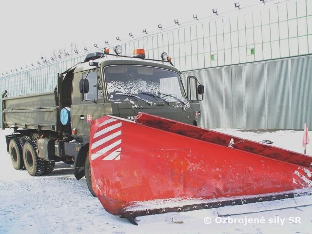 Vojaci z vrtuľníkového krídla pomáhajú Prešovčanom pri kalamite
