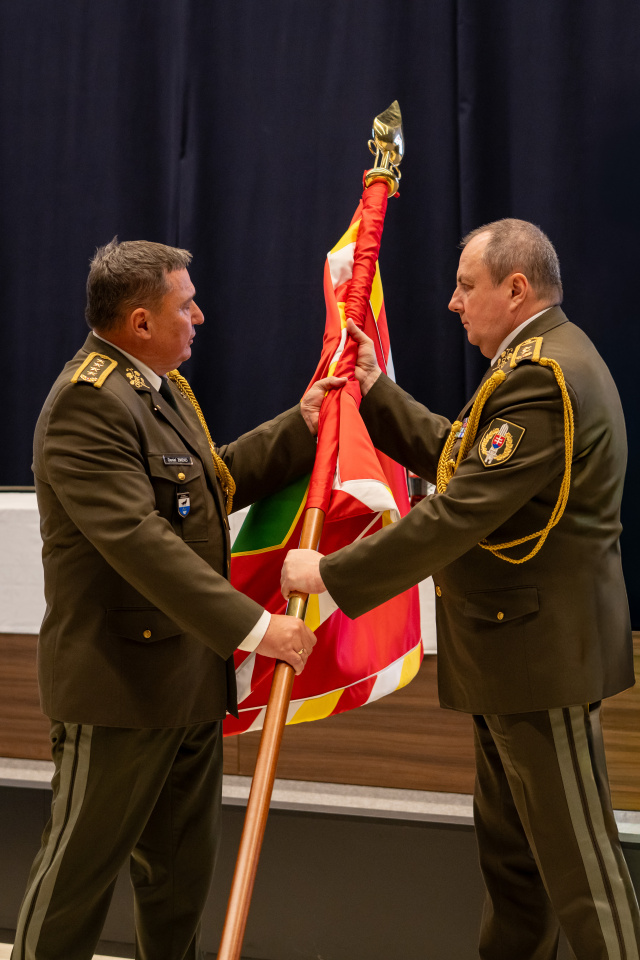 Vojenská štandarda ako symbol profesionality a pripravenosti Pozemných síl
